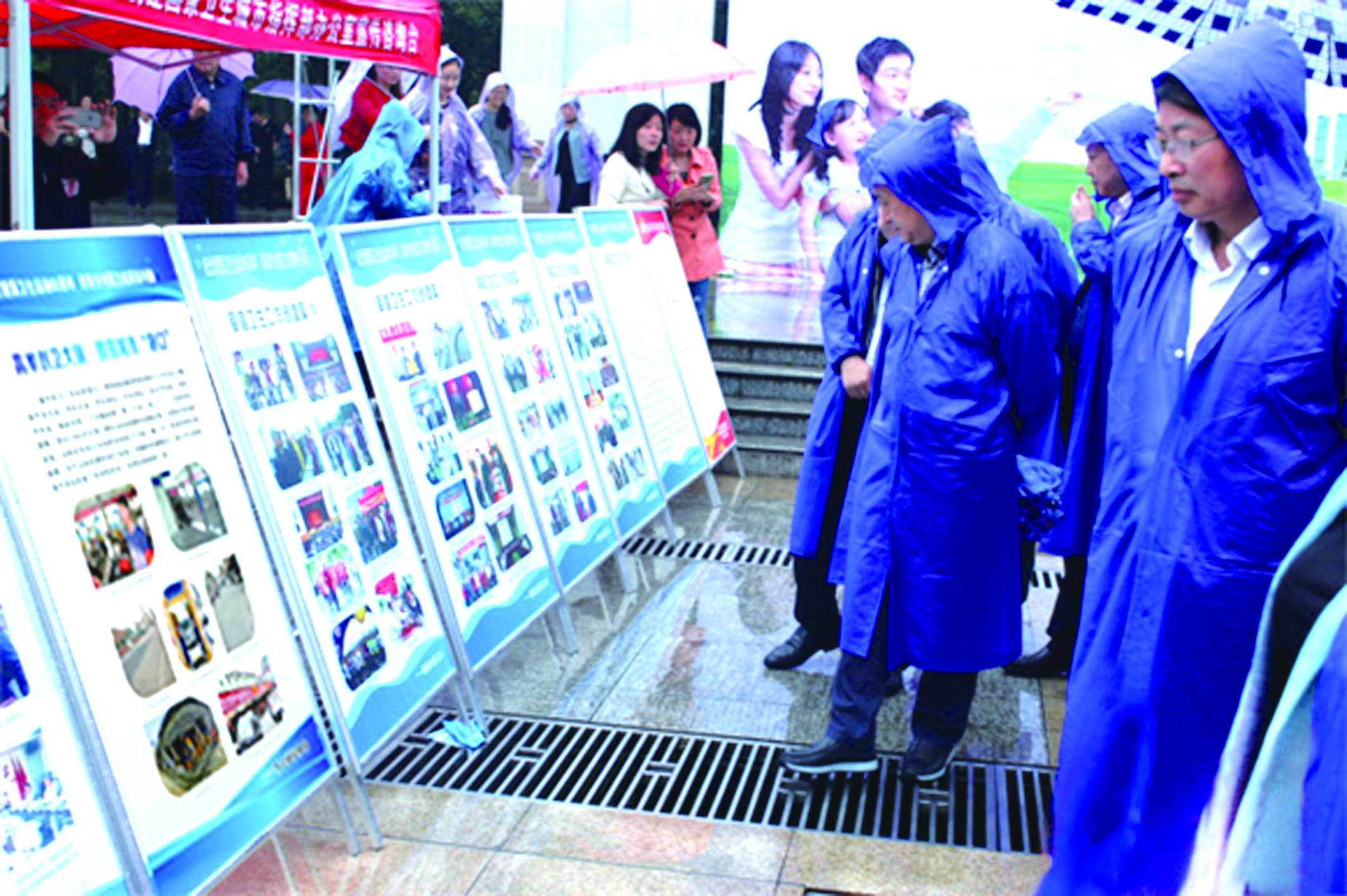 圖為市民冒雨在觀看我司圖文并茂創(chuàng)衛(wèi)成果展板。