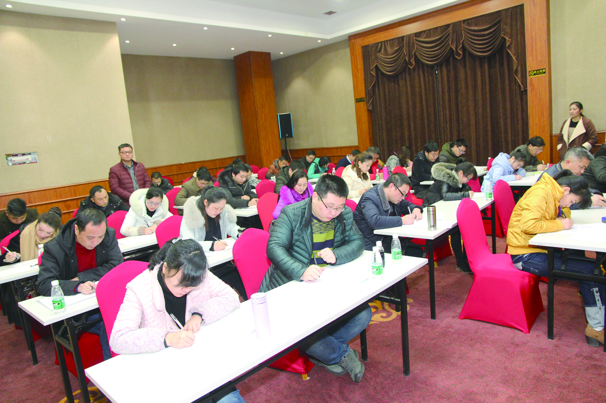 1月15日，42名基層骨干正在認(rèn)真答題