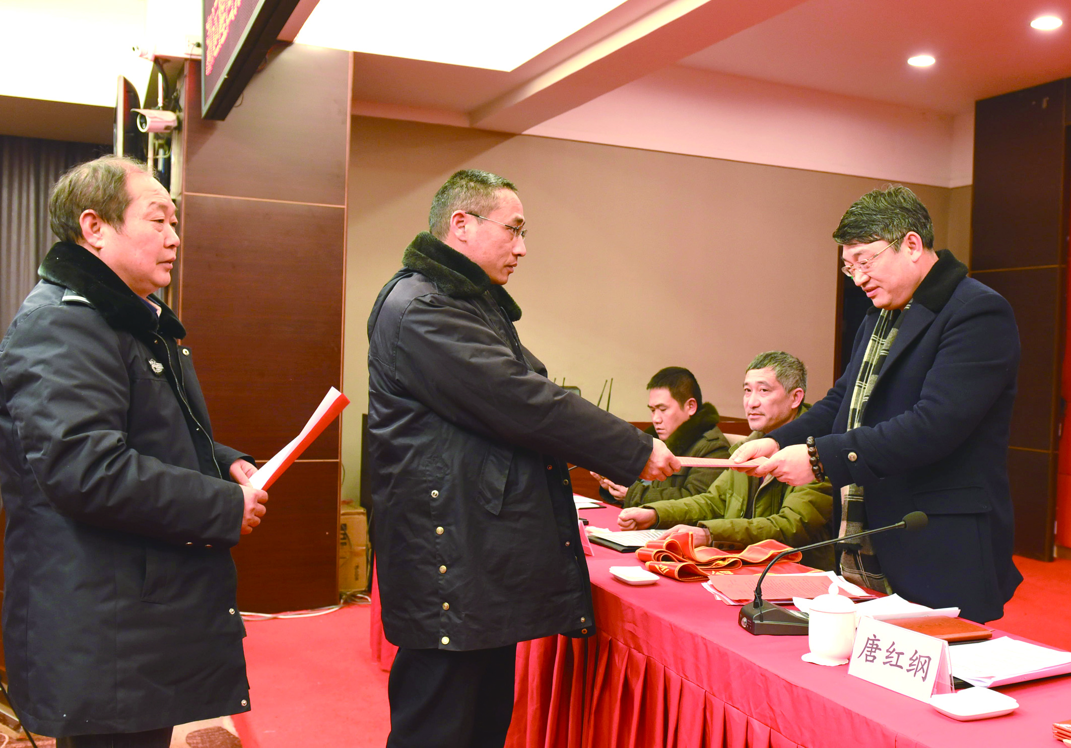 1月30日，隆回分公司召開2017年工作總結(jié)表彰大會暨2018年春運(yùn)工作動員大會。