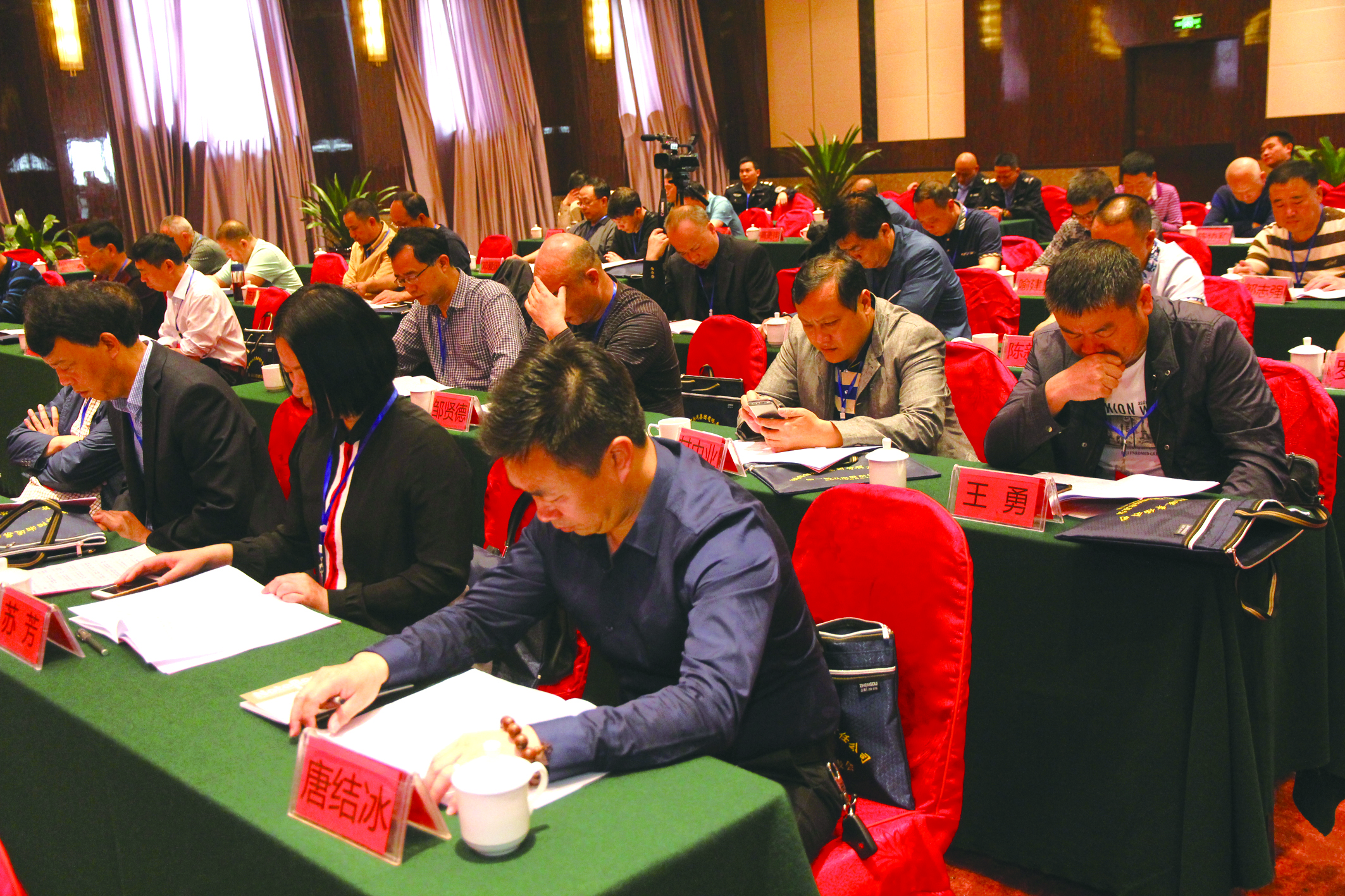 圖為第一屆五次股東代表在認(rèn)真聽取工作報(bào)告。