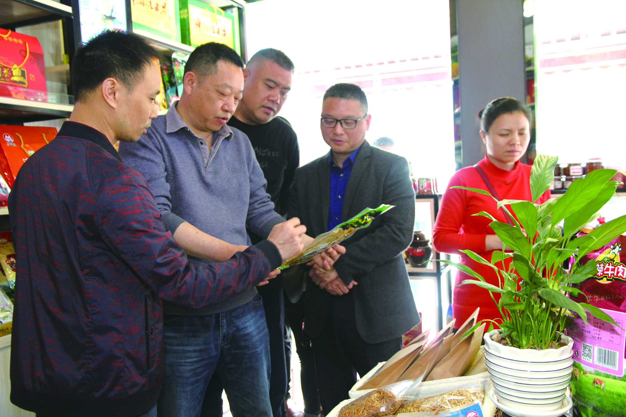 集團(tuán)公司董事、副總經(jīng)理何偉紅帶領(lǐng)骨干學(xué)員在郴汽集團(tuán)考察“郴味特產(chǎn)”