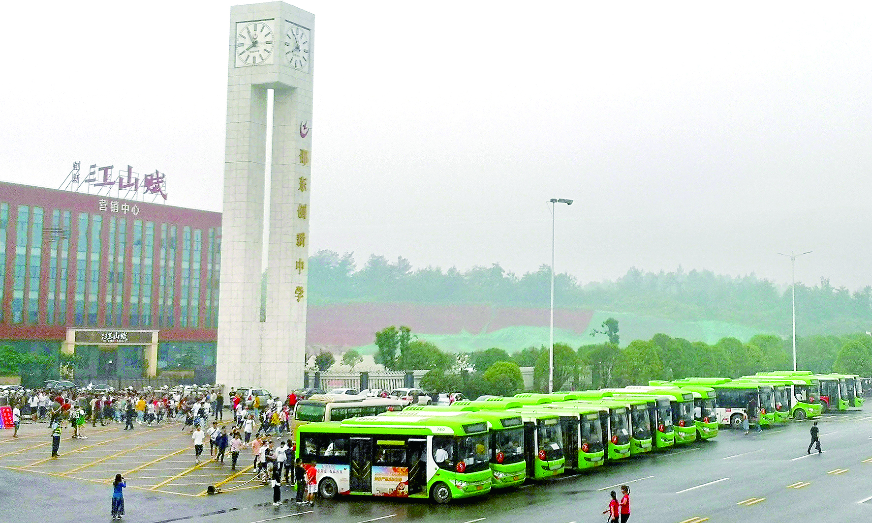 愛心送考 多方給力 邵東公汽 （尹向連報道） 為認真貫徹落實邵東縣高考交通運輸保障工作會議精神，確保2019年高考接送工作安全、平穩(wěn)、萬無一失，邵東公汽公司領導未雨綢繆，提前要求車隊做好應急預案。高考前夕，該公司對全部運營車輛進行安全檢查；對駕駛員進行培訓教育，加強了路檢路查，加大了對“三品”的檢查力度；要求所有的駕駛員“無聲”駕駛，特別是在靠近考點位置，嚴禁公交車鳴笛，并調(diào)低了報站聲音，在調(diào)度中心后臺，循環(huán)發(fā)送降噪提醒，為考生營造一個安靜的考試環(huán)境。 同時，該公司就運力安排、車輛安全、優(yōu)質(zhì)服務、照顧考生等方面做了全面部署，并協(xié)調(diào)交警就送考車輛行駛線路做了具體規(guī)劃。另規(guī)定高考期間，憑準考證的考生與陪考家長可以一起免費乘坐公交車。 據(jù)悉，本次共派出近100輛新能源純電動公交車為5000多名莘莘學子提供接送服務，贏得了服務學校領導及家長的點贊。