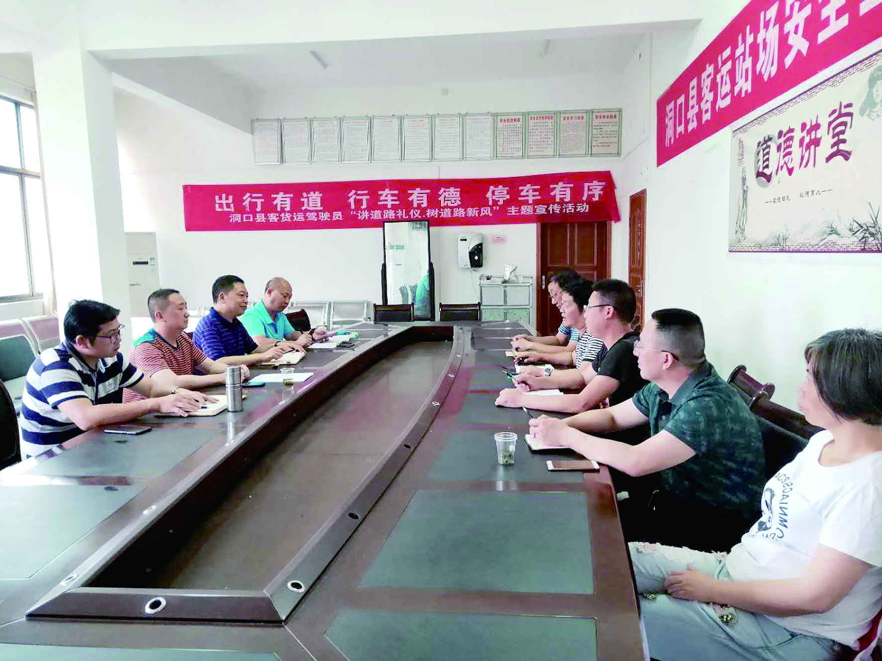 6月12日至13日，集團(tuán)公司董事、副總經(jīng)理唐新宇率辦公室、房產(chǎn)基建、企管部門負(fù)責(zé)人深入分公司就門面合同等事項進(jìn)行核查和清理，并對門面經(jīng)營狀況調(diào)研。據(jù)悉，兩天時間核對門面合同144份。 ? 為切實加強(qiáng)企業(yè)內(nèi)部管理，集團(tuán)公司決定對全司門面管理開展清理，成立集團(tuán)公司門面清理領(lǐng)導(dǎo)小組以抓好此項工作。圖為唐新宇（左二）在洞口客運分公司部署相關(guān)工作。 祖冠 攝影報道