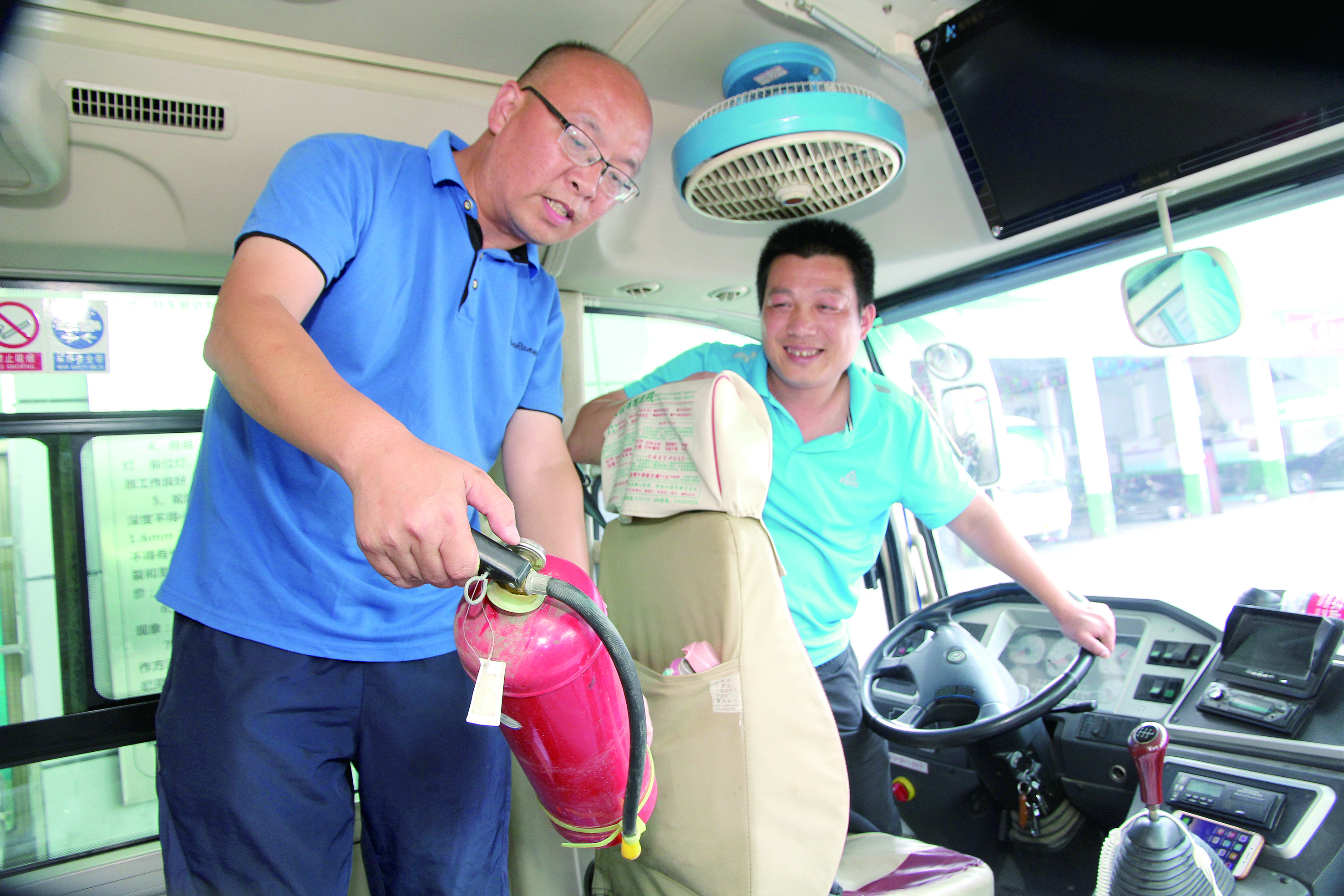 安全稽查兩不誤 ——記集團(tuán)公司優(yōu)秀共產(chǎn)黨員、隆回汽車西站副站長(zhǎng)李擁政 肖秀華