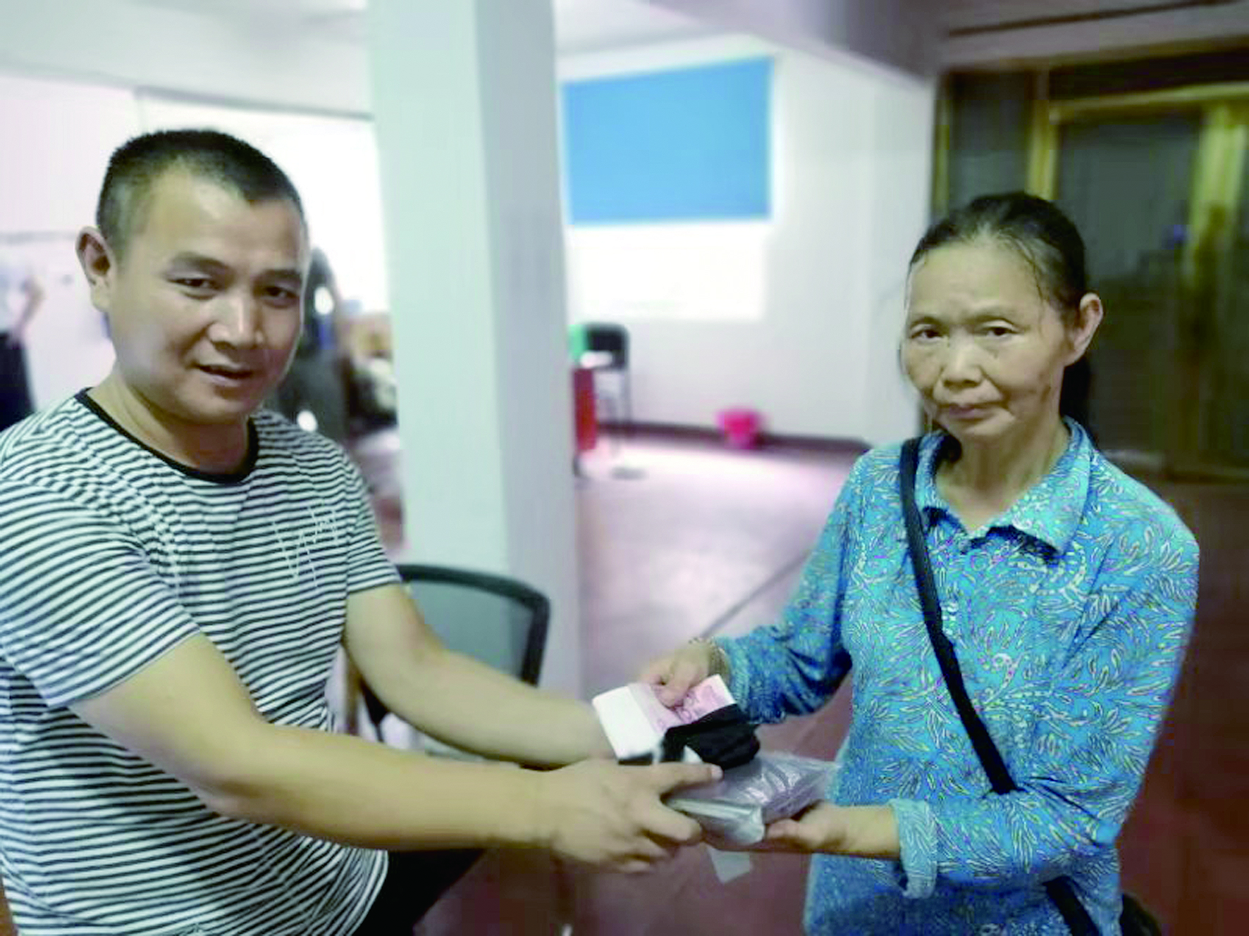 點(diǎn)贊！6500元現(xiàn)金完璧歸趙 （王智春 李高雄報(bào)道）