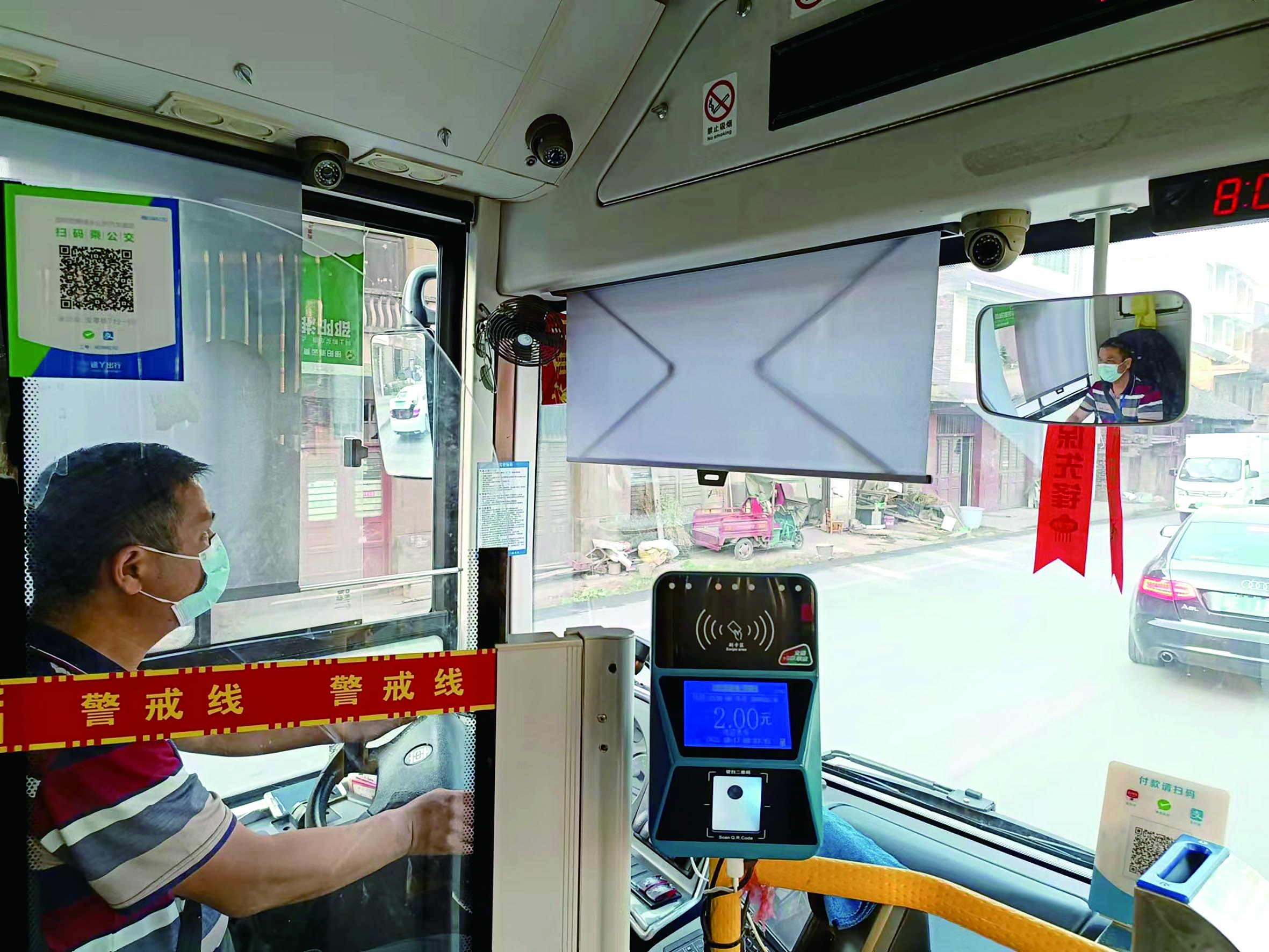 初心不改書(shū)寫(xiě)公交人生 ——記邵陽(yáng)好司機(jī)、宏騰公汽公司司機(jī)謝文軍 李高雄 王智春